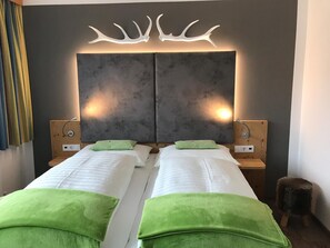 高级双人房, 阳台, 山景 | 客房内保险箱、隔音、熨斗/熨板、免费 WiFi