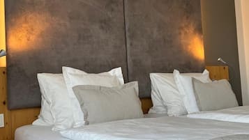 Habitación doble superior, balcón, vistas a la montaña | Caja fuerte, tabla de planchar con plancha, wifi gratis y ropa de cama