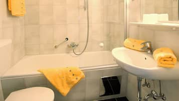 Ensemble douche/baignoire, articles de toilette gratuits, sĂšche-cheveux