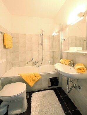 Combined shower/tub, free toiletries, hair dryer, towels