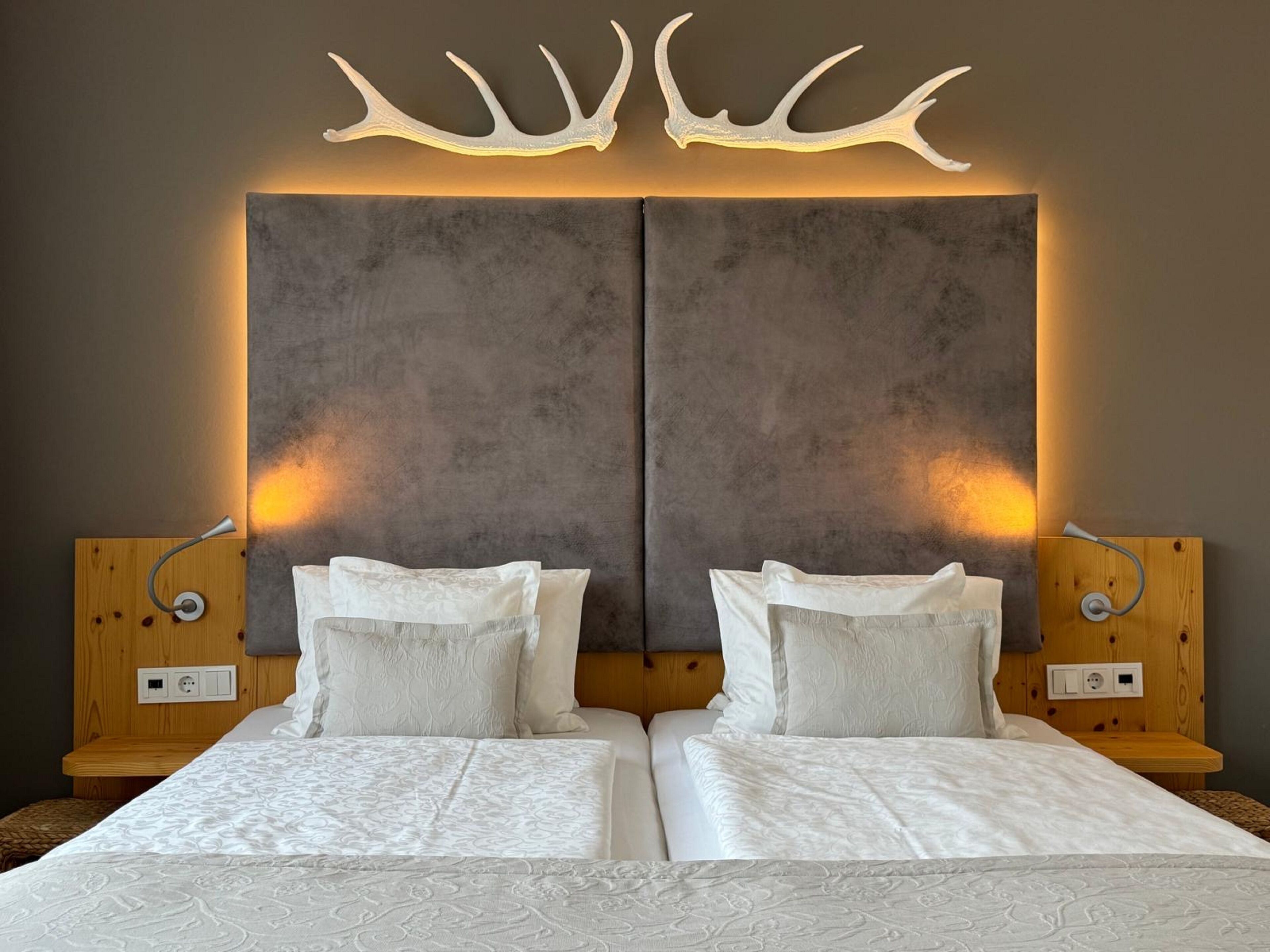 Superior-Doppelzimmer, Balkon, Bergblick | Zimmersafe, schallisolierte Zimmer, Bügeleisen/Bügelbrett