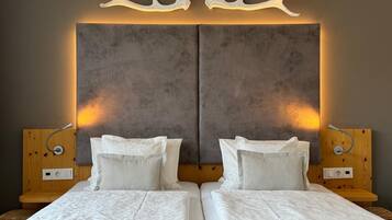 Superior-Doppelzimmer, Balkon, Bergblick | Zimmersafe, schallisolierte Zimmer, Bügeleisen/Bügelbrett