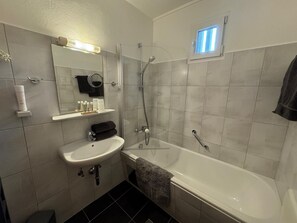 Ducha y bañera combinadas y artículos de higiene personal gratuitos