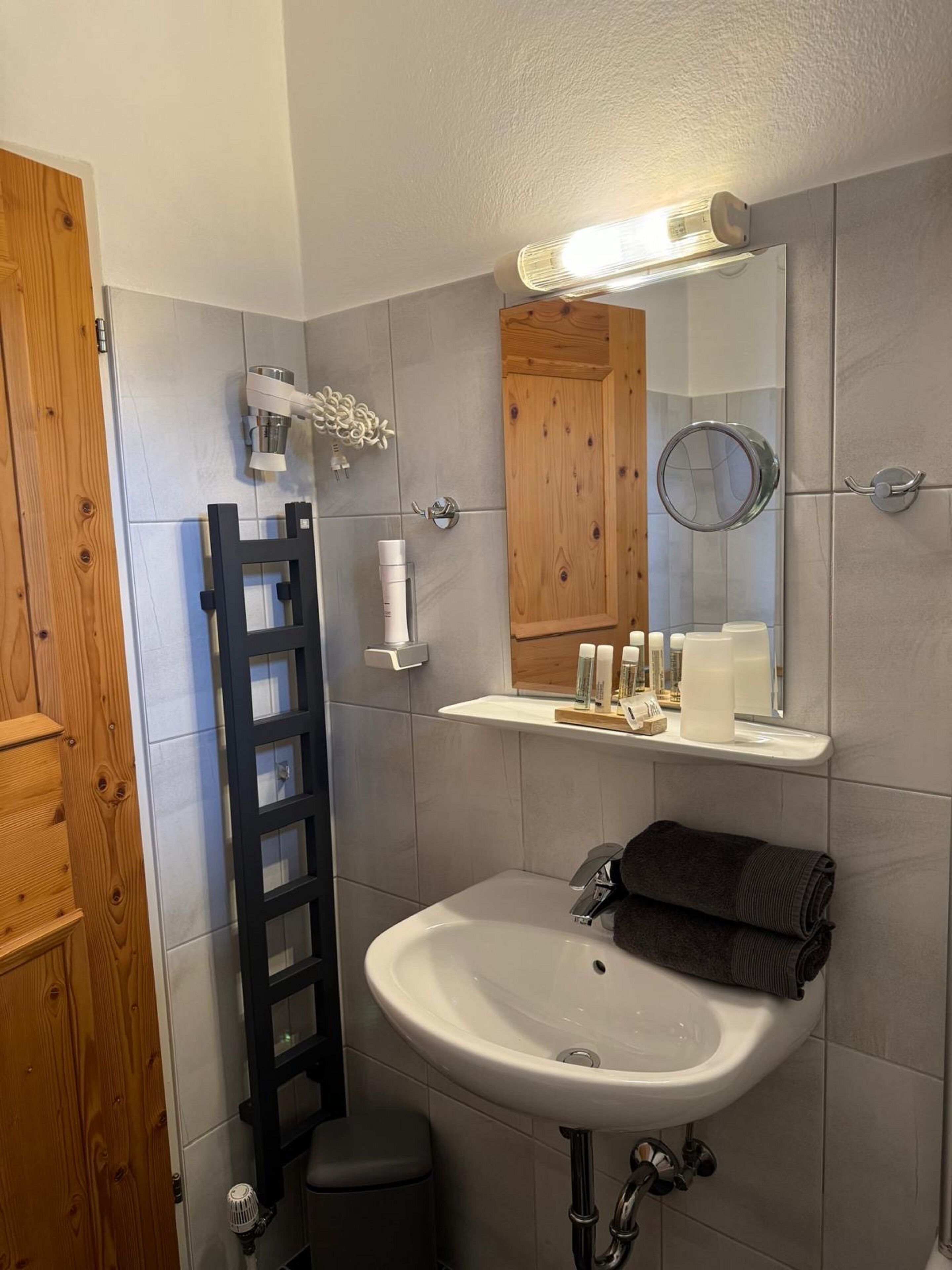 comfort double room, balcony, mountain view | bathroom | combined shower/bathtub, free toiletries, hair dryer, towels