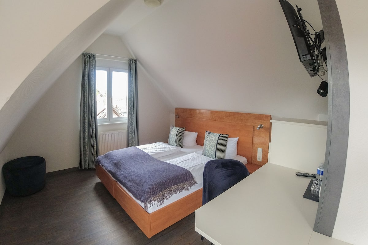 Hypo-allergenic bedding, iron/ironing board, free WiFi, bed sheets