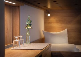 Ropa de cama hipoalergénica y tabla de planchar con plancha