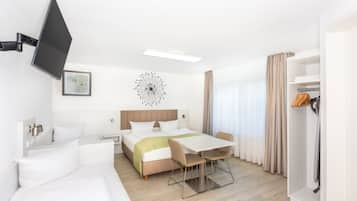 Quadruple Room | Hypo-allergenic bedding, iron/ironing board, free WiFi, bed sheets