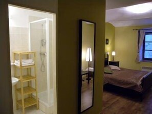 Free cribs/infant beds, rollaway beds, free WiFi