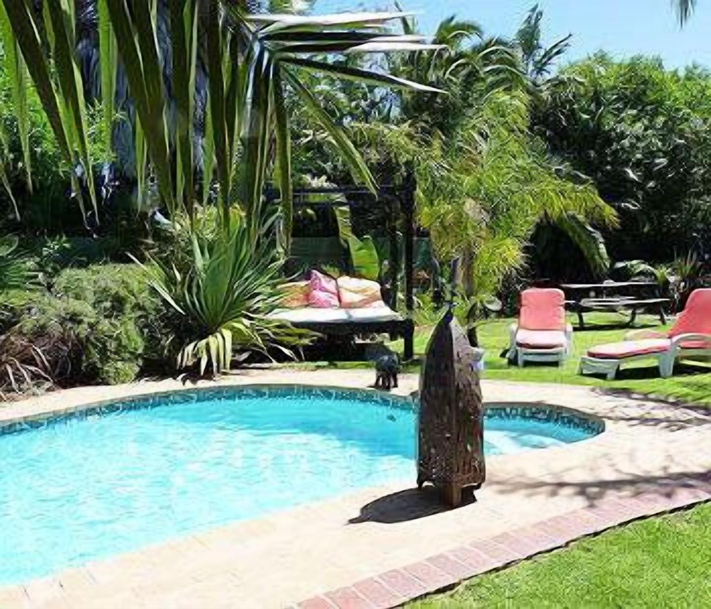 Piscina externa, espreguiçadeiras