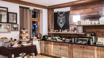 بوفيه فطور يوميًا بتكلفة قدرها (17 EUR للشخص)