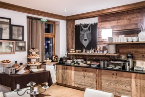 Petit déjeuner buffet (17 EUR par personne)