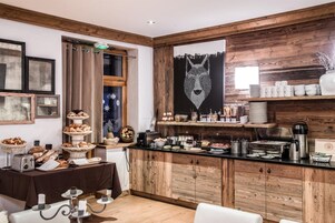 Café da manhã com buffet todos os dias (EUR 17 por pessoa) 