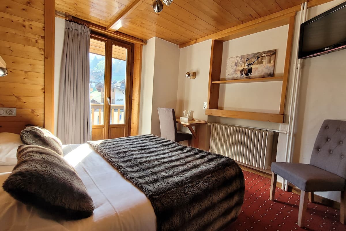 small double room | desk, soundproofing, iron/ironing board, free wifi