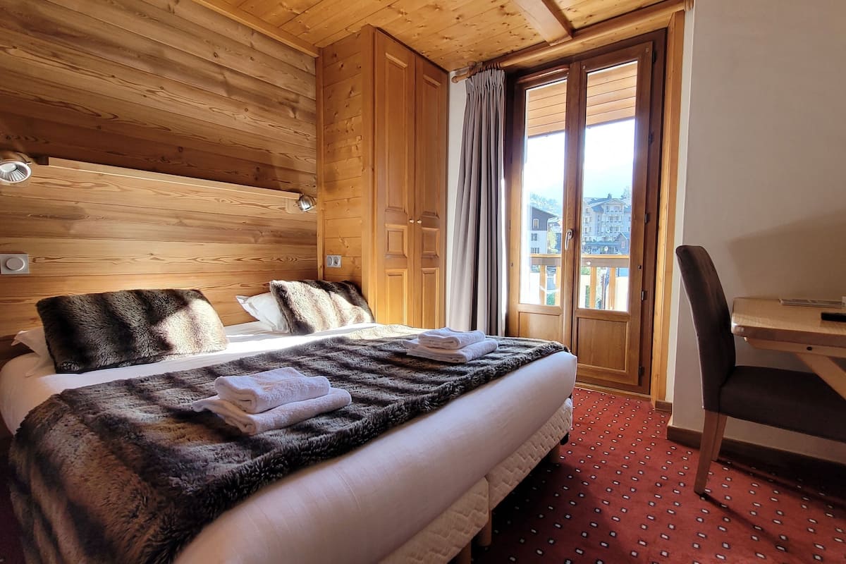 desk, soundproofing, iron/ironing board, free wifi