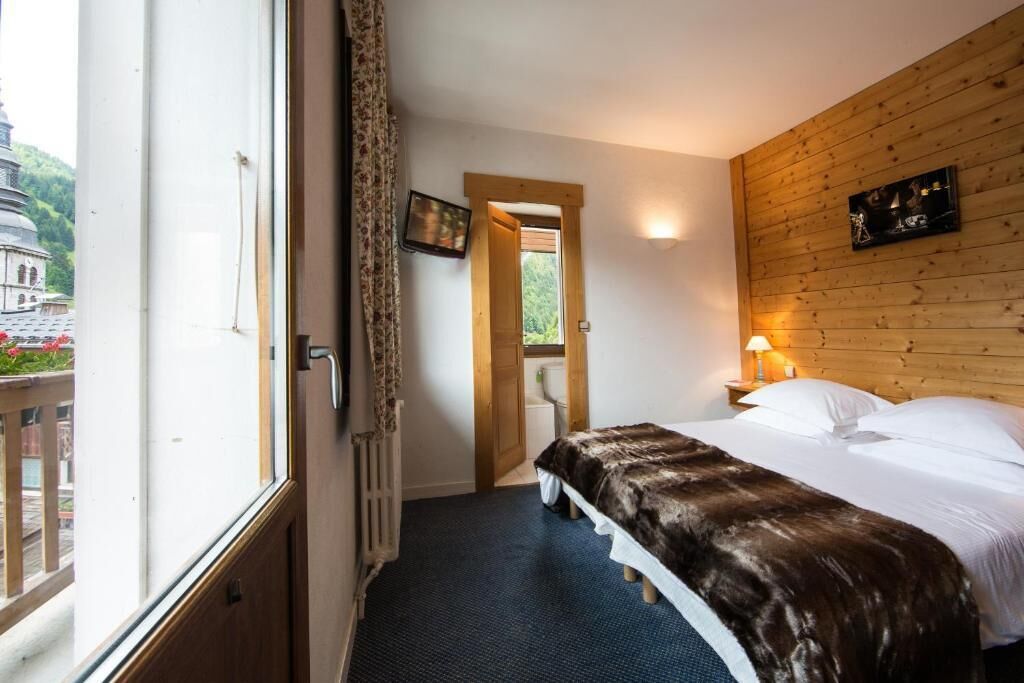 desk, soundproofing, iron/ironing board, free wifi