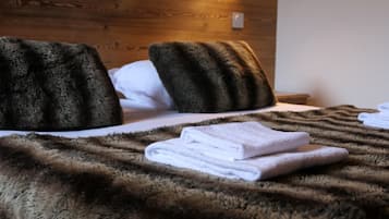 Habitación con 1 cama matrimonial o 2 individuales | Escritorio, insonorización, tabla de planchar con plancha y wifi gratis