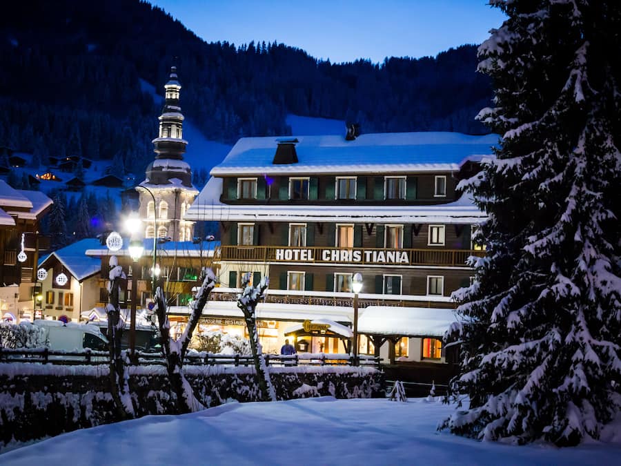 Fachada de la propiedad por la tarde o noche