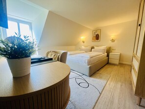Room, 1 Queen Bed | Hypo-allergenic bedding, cribs/infant beds, free WiFi, bed sheets - Lexow - Hotel an de Havenkant (Toenning)