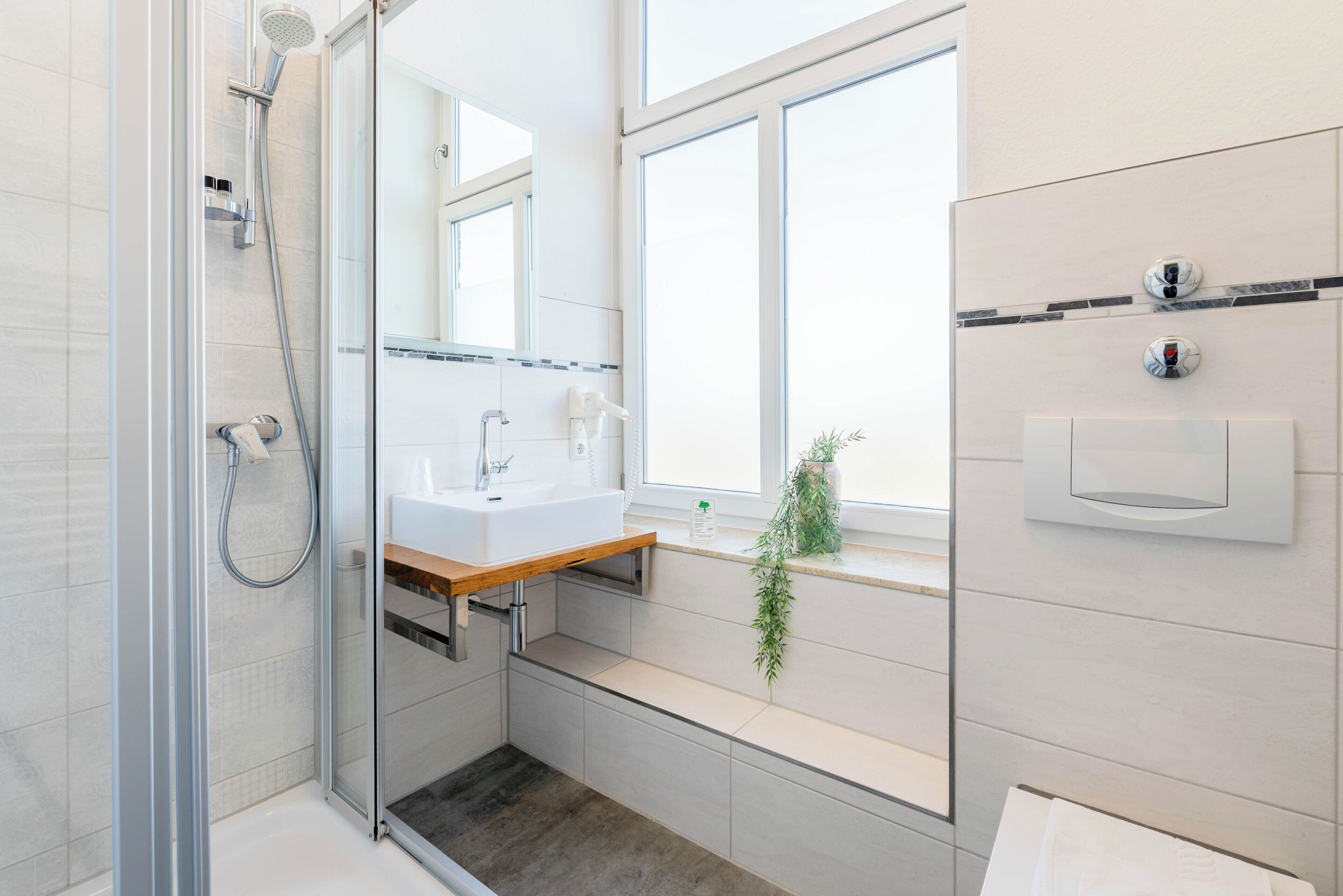 Habitación, 1 cama de matrimonio | Baño | Ducha, secador de pelo y toallas