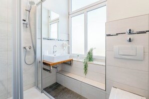 Chambre, 1 grand lit | Salle de bain | Douche, sèche-cheveux, serviettes fournies