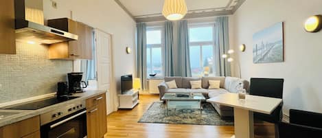 Apartment | Living area | Flat-screen TV