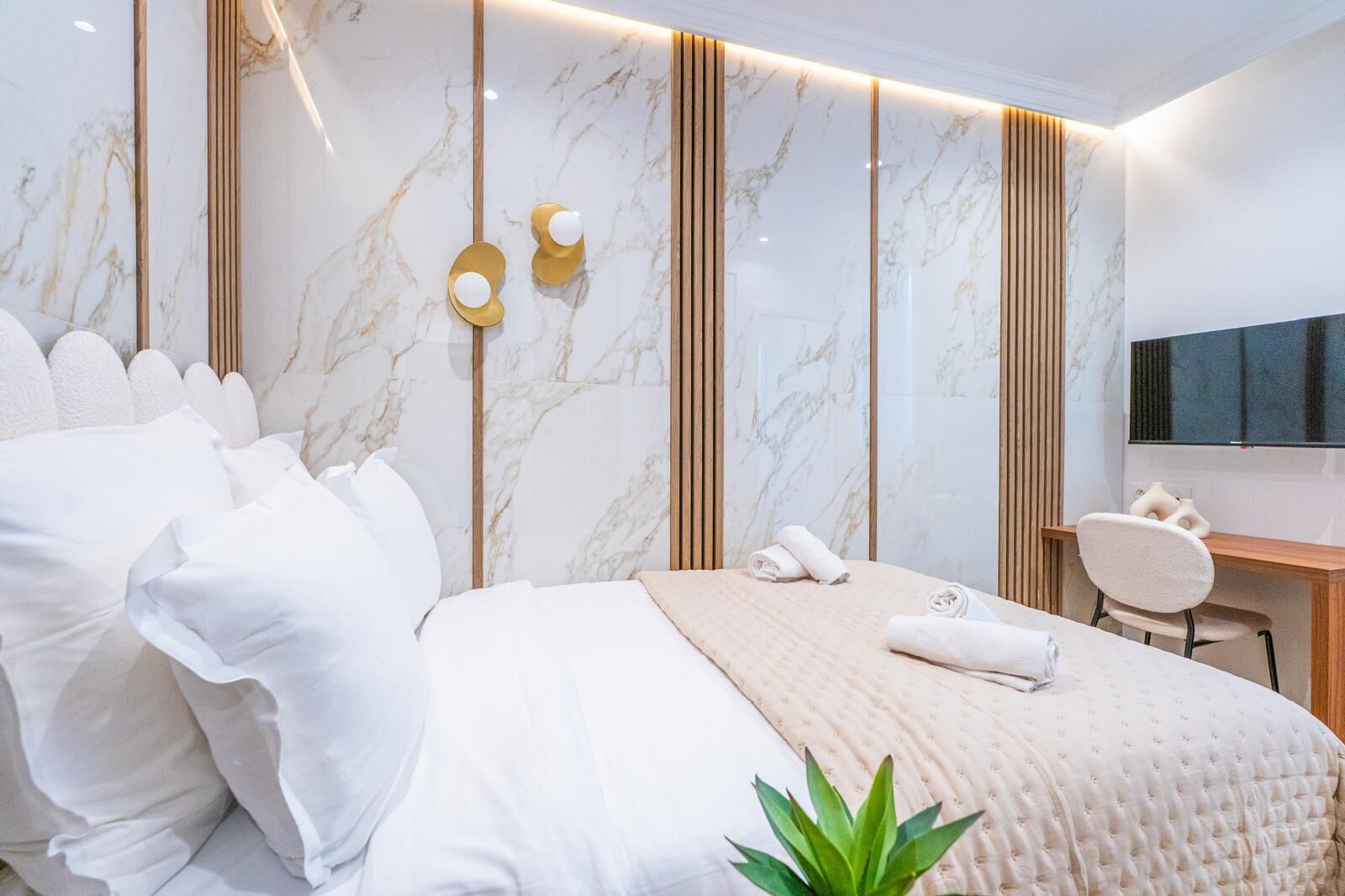 Chambre Double "L'iconique" | Escritorio, cortinas blackout y tabla de planchar con plancha 