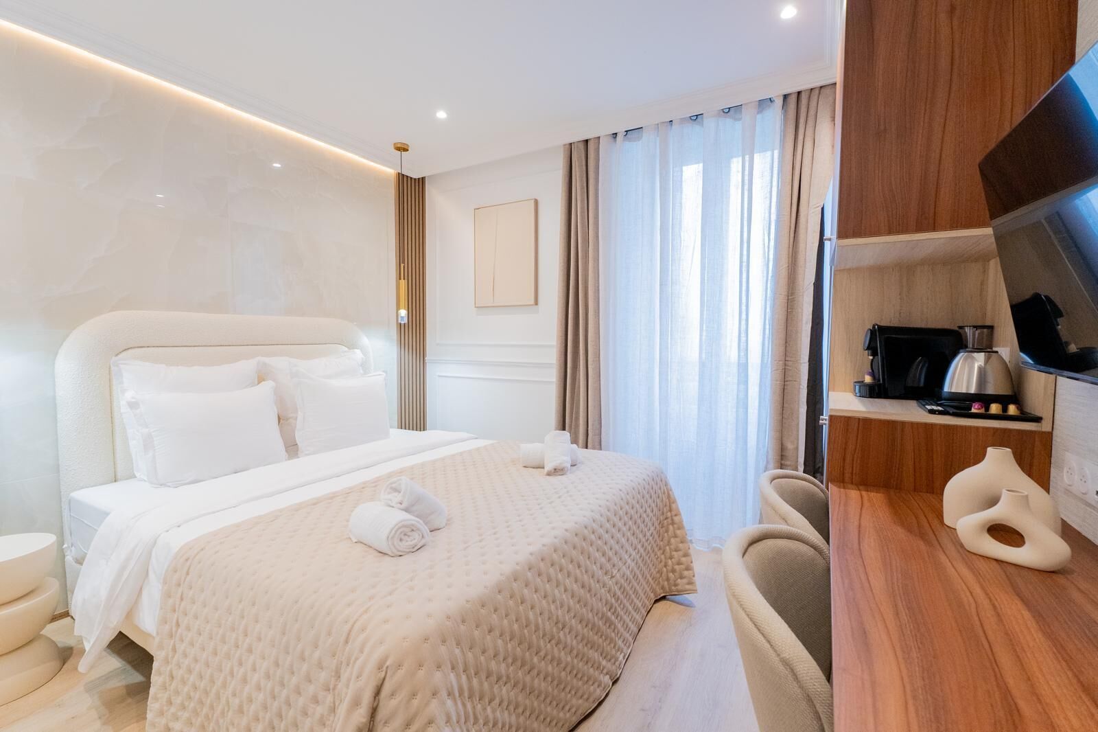 Chambre Double "La muse" | Escritorio, cortinas blackout y tabla de planchar con plancha 