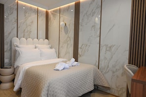 Chambre Double "L'iconique" | Desk, blackout drapes, iron/ironing board, free WiFi