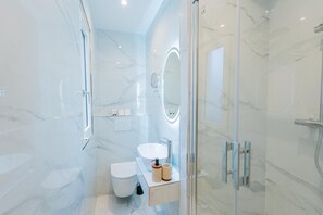 Tweepersoonskamer, voor 1 persoon | Badkamer | Een douche, handdoeken, zeep, shampoo