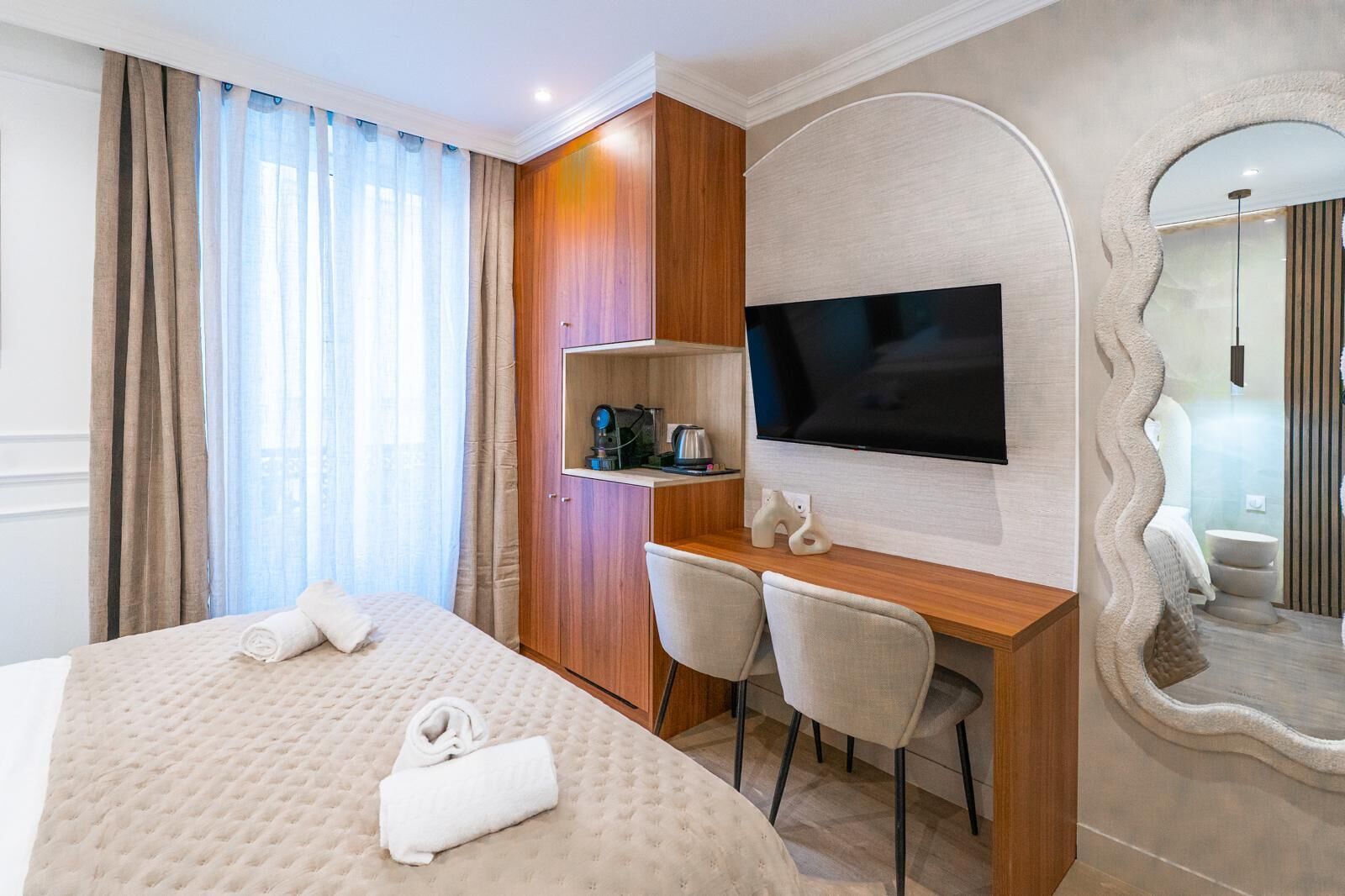 Chambre Double "La muse" | Desk, blackout curtains, iron/ironing board, free WiFi