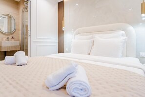 Chambre Double "La muse" | Desk, blackout curtains, iron/ironing board, free WiFi - Garbo hôtel (Paris)