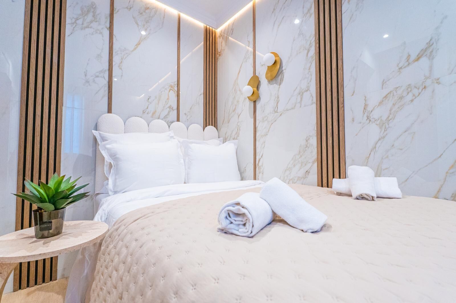 Chambre Double "L'iconique" | Escritorio, cortinas blackout y tabla de planchar con plancha 