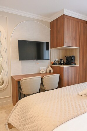 Chambre Double "La muse" | Desk, blackout drapes, iron/ironing board, free WiFi - Garbo hôtel (Paris)