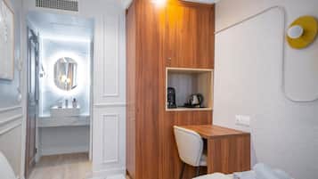 Chambre Double "La muse" | Desk, blackout drapes, iron/ironing board, free WiFi