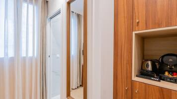 Een bureau, verduisterende gordijnen, een strijkplank/strijkijzer