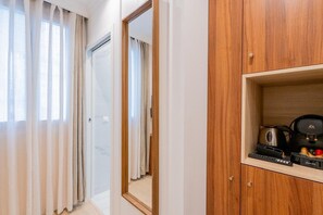 Escritorio, cortinas blackout y tabla de planchar con plancha 