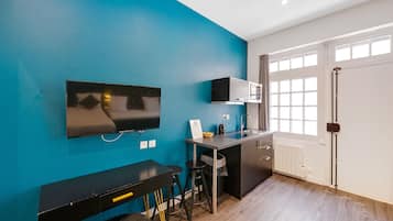 Front Hotel Studio  | Desk, blackout drapes, iron/ironing board, free WiFi