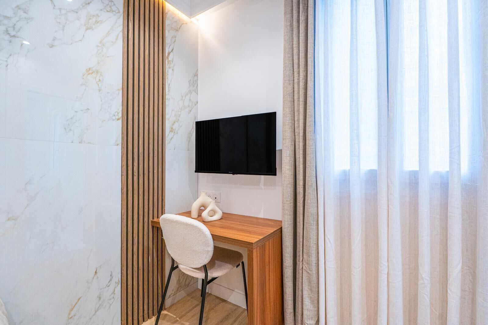 Chambre Double "L'iconique" | Desk, blackout drapes, iron/ironing board, free WiFi