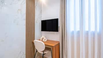 Een bureau, verduisterende gordijnen, een strijkplank/strijkijzer