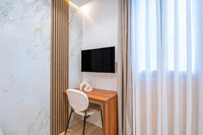 Escritorio, cortinas blackout y tabla de planchar con plancha 