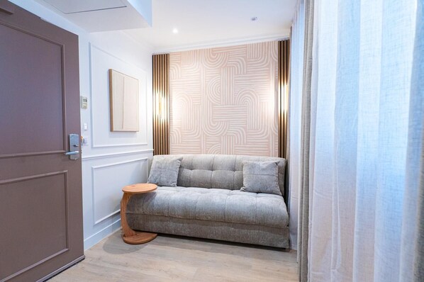 Escritorio, cortinas blackout y tabla de planchar con plancha 