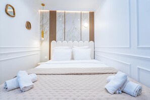 Chambre Supérieure "La Divine" | Een bureau, verduisterende gordijnen, een strijkplank/strijkijzer