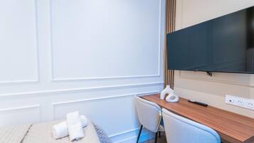 Een bureau, verduisterende gordijnen, een strijkplank/strijkijzer