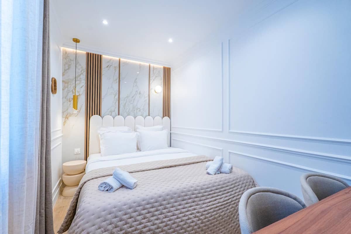 Chambre Supérieure "La Divine" | Desk, blackout drapes, iron/ironing board, free WiFi