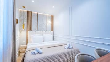 Chambre Supérieure "La Divine" | Desk, blackout drapes, iron/ironing board, free WiFi