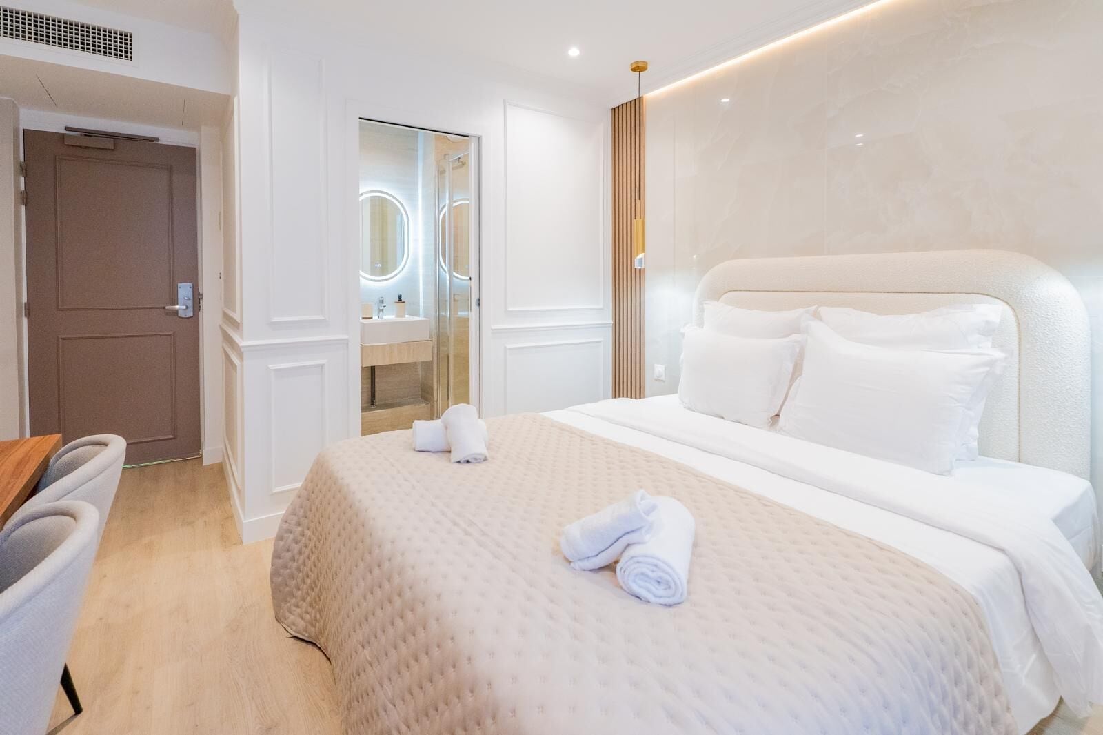 Chambre Double "La muse" | Desk, blackout curtains, iron/ironing board, free WiFi