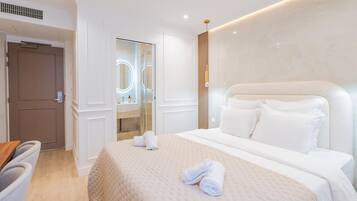 Chambre Double "La muse" | Desk, blackout curtains, iron/ironing board, free WiFi