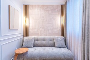 Escritorio, cortinas blackout y tabla de planchar con plancha 