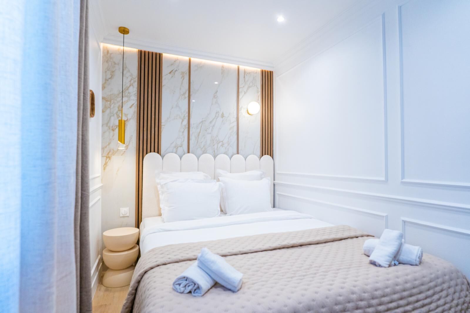 Chambre Double "L'iconique" | Desk, blackout drapes, iron/ironing board, free WiFi