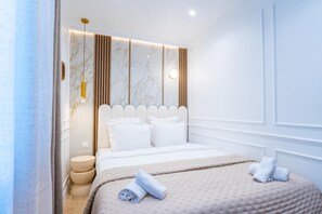 Escritorio, cortinas blackout y tabla de planchar con plancha 